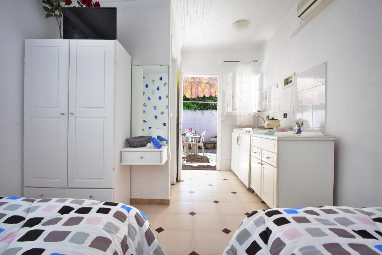 Merlyn Rooms Into The Nature, 100M From The Beach Dafnila Exterior foto
